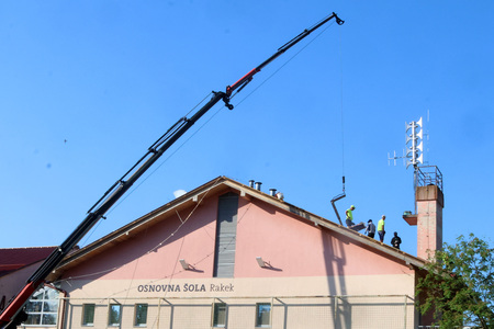 OBNOVA STREHE NA OŠ RAKEK 06 FOTO LJUBO VUKELIČ